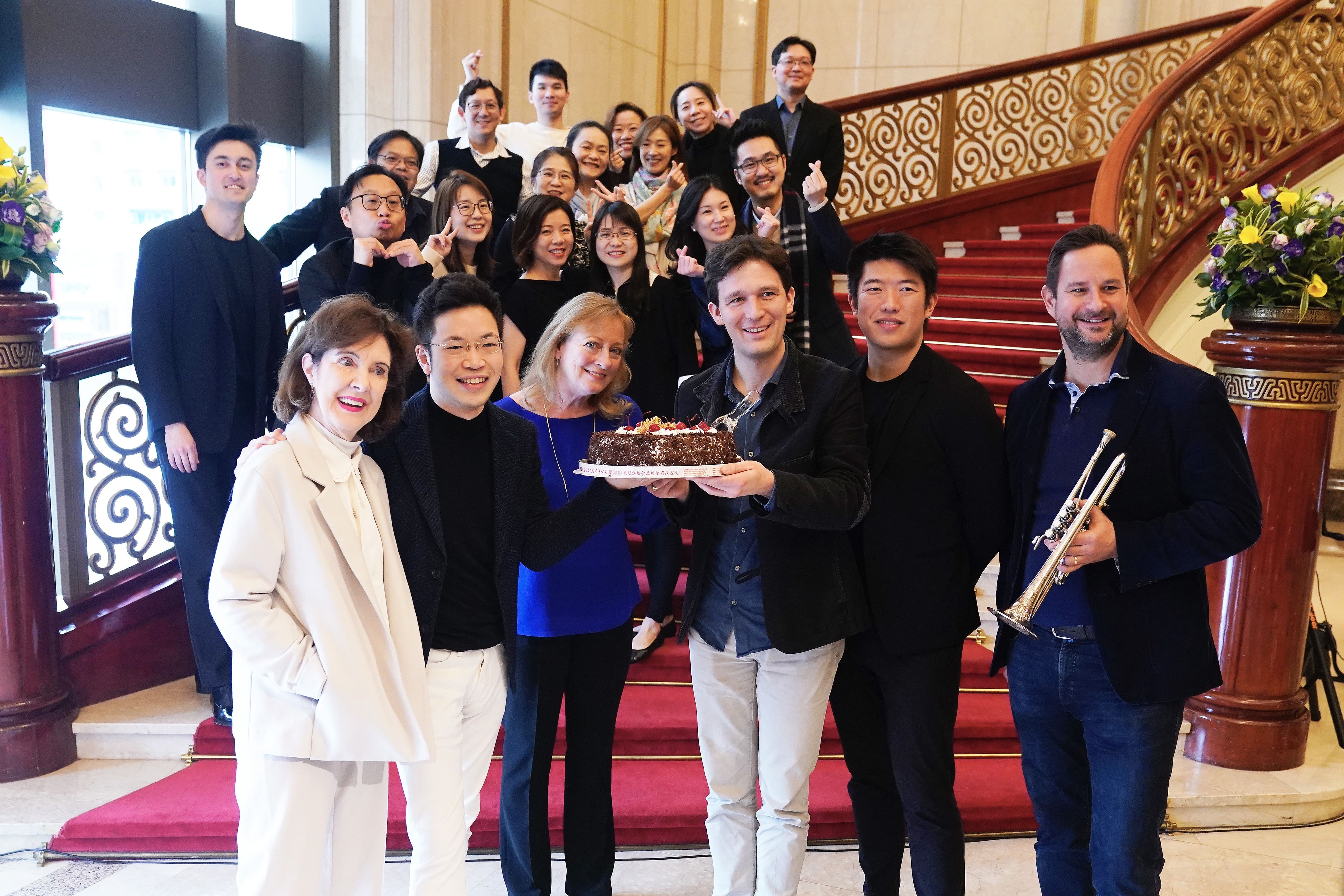 圖四、記者會逢大提琴家馬克西米里安.霍儂生日,參與音樂家開心齊祝賀。