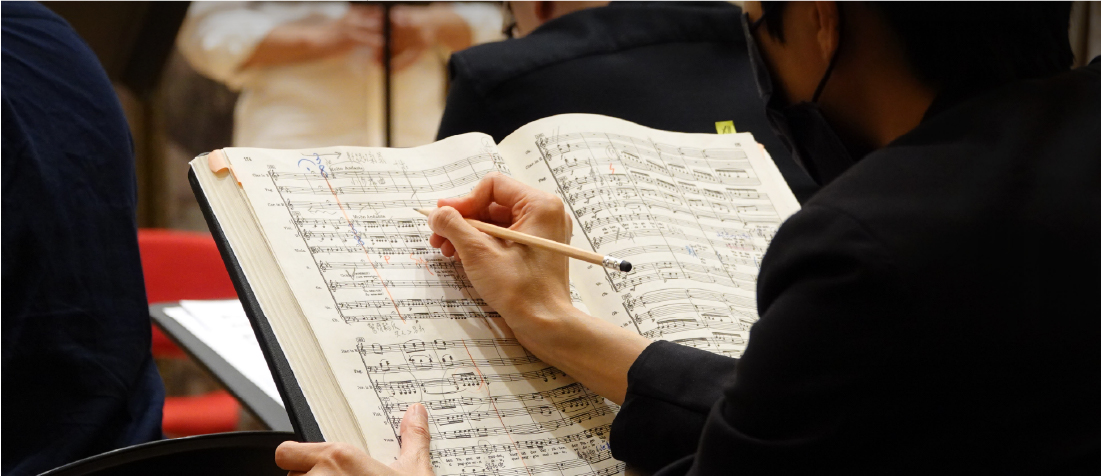 學生在樂譜上做筆記
