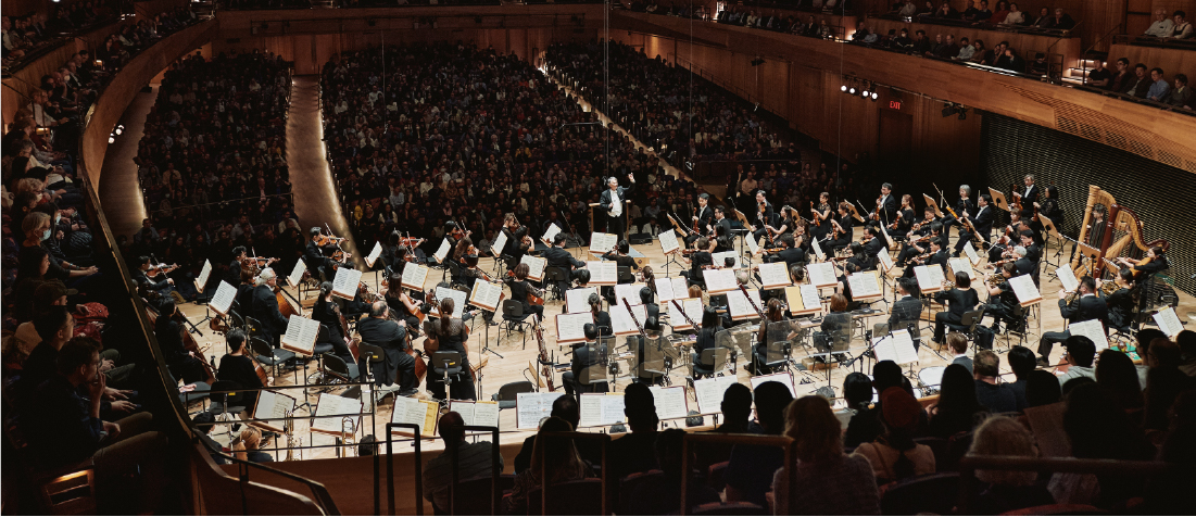 樂團激昂地演出