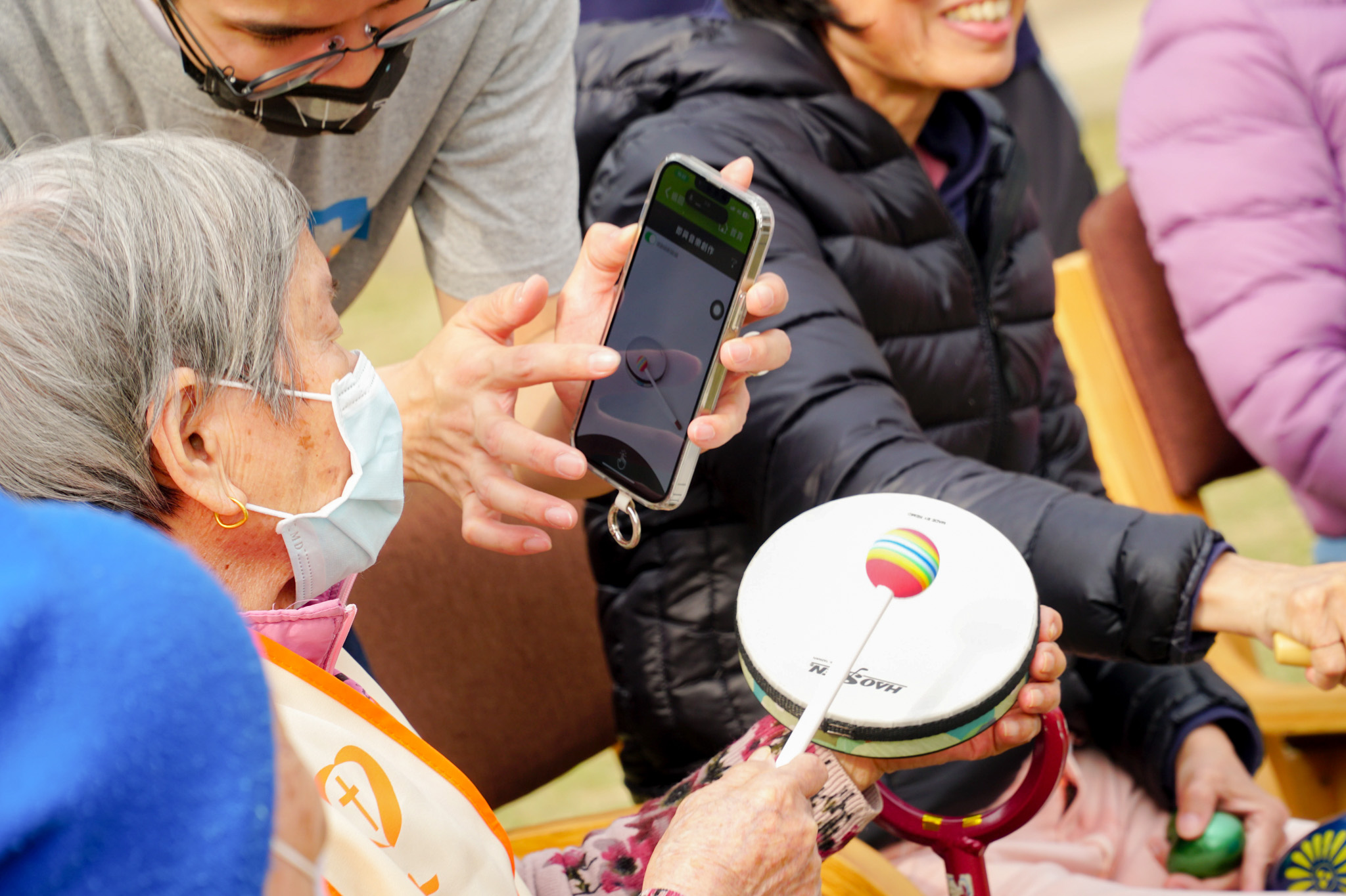 樂齡音樂照護活動中輔療師用愛樂實驗室App中輔療資源箱功能互動