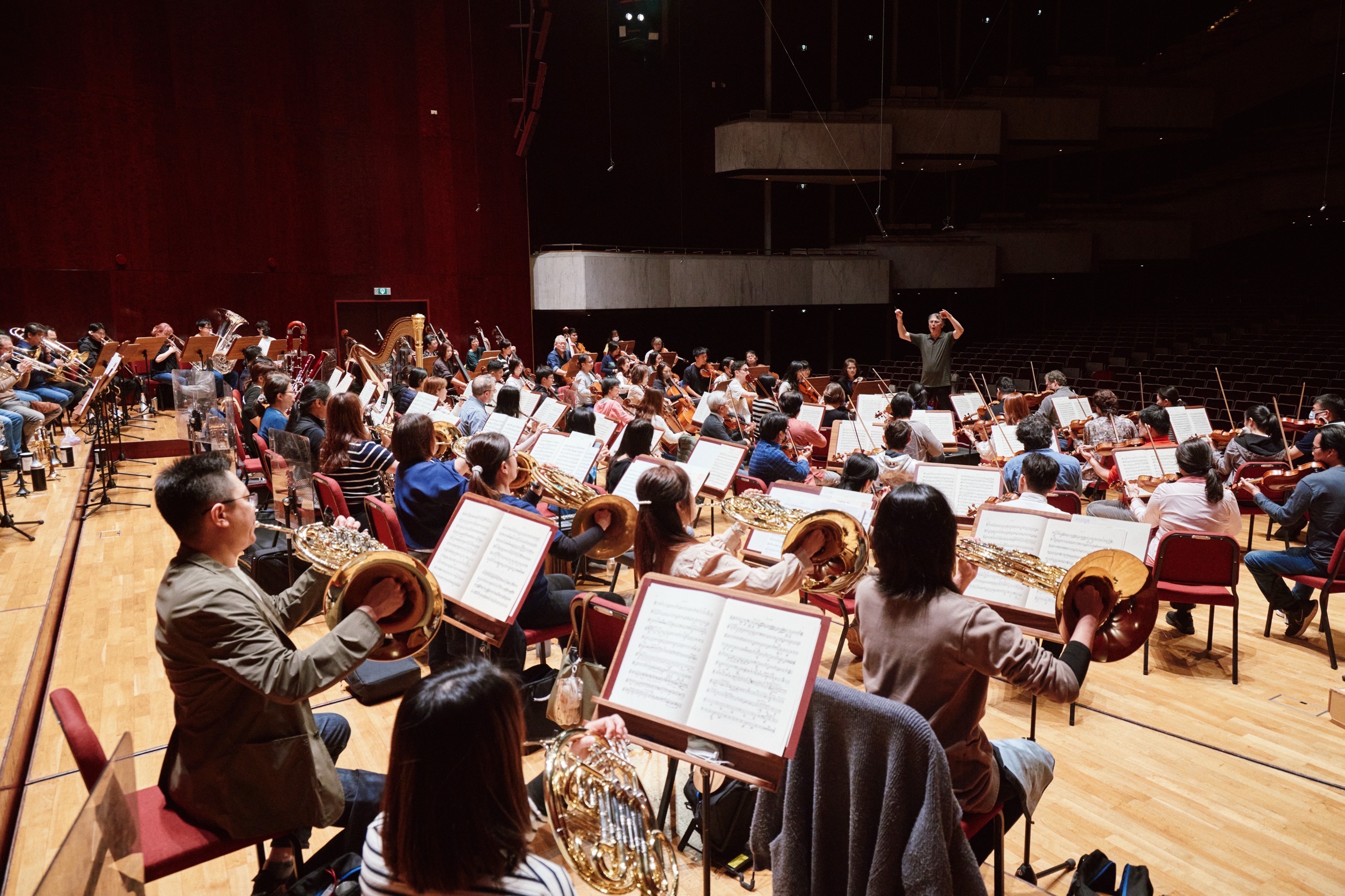 圖三、 NSO音樂總監準．馬科爾與NSO進行排練