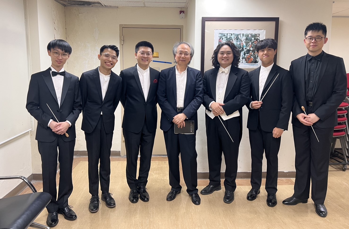 呂紹嘉老師與指揮大師班學員合照