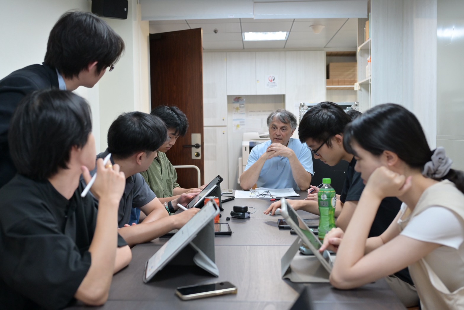 Maestro Jun Märkl discussing with students