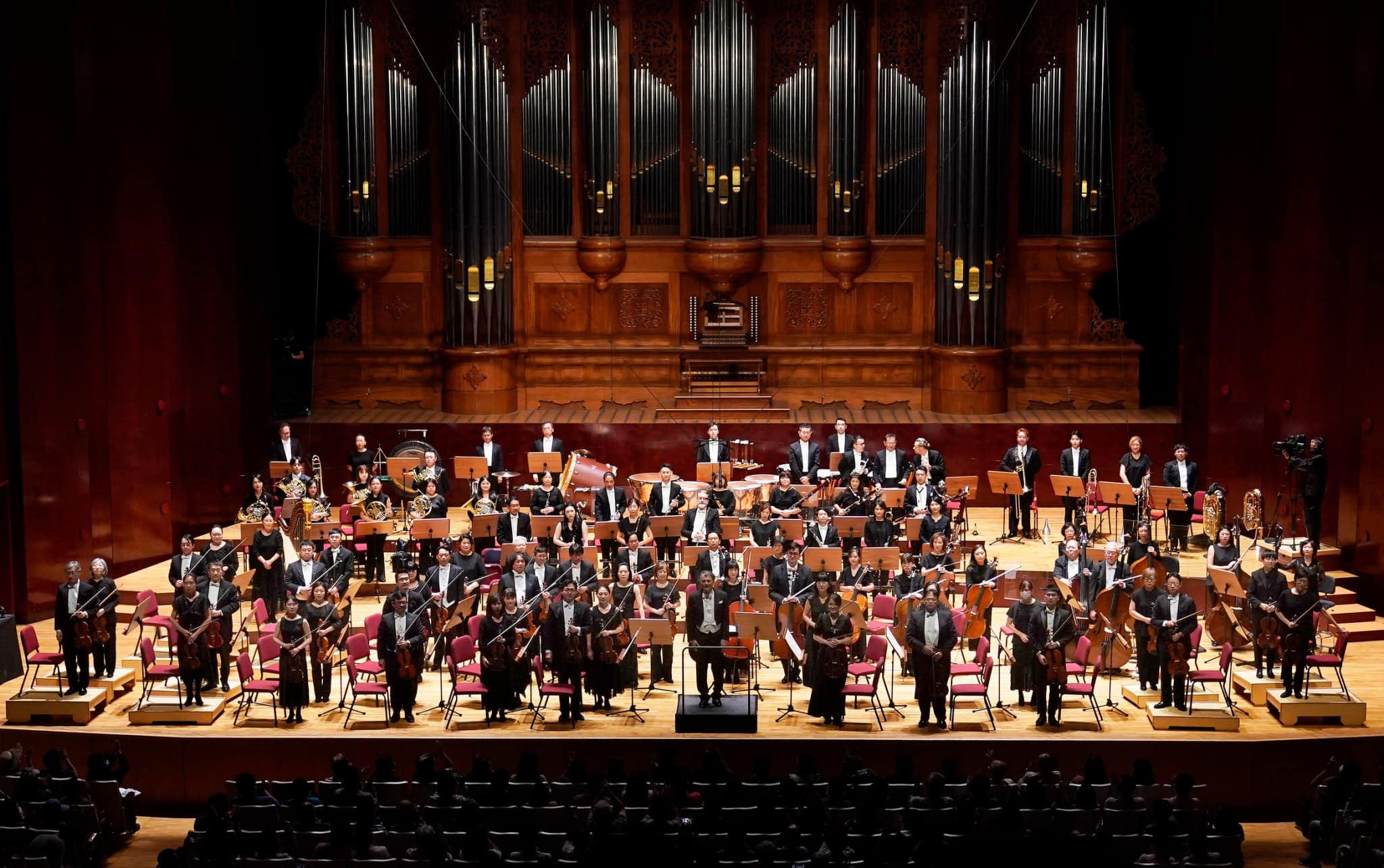 樂團與指揮謝幕